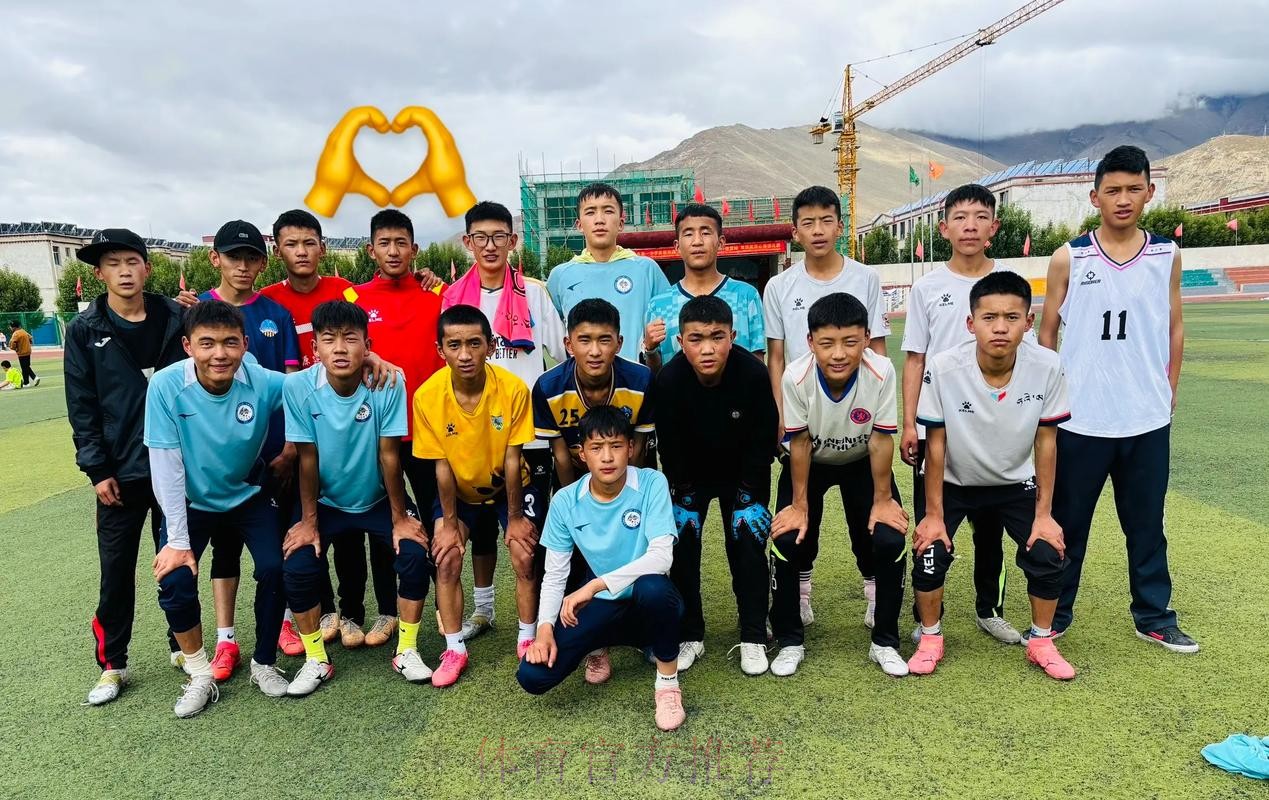 名宿辅导团助力新疆青少年足球发展 名宿辅导团助力新疆青少年足球发展